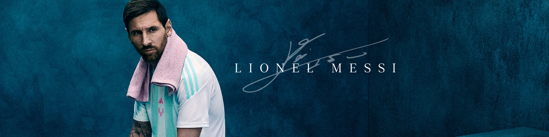 Lionel Messi ngồi trên băng ghế trong phòng thay đồ dưới ánh đèn xanh, trong bộ sưu tập adidas mới với vẻ ngoài điềm tĩnh, tập trung.