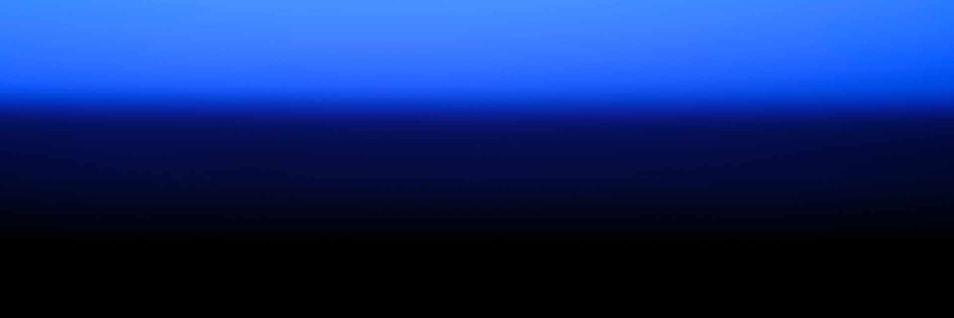 Une transition progressive du bleu profond vers l'obscurité totale, créant une atmosphère sereine et contemplative.