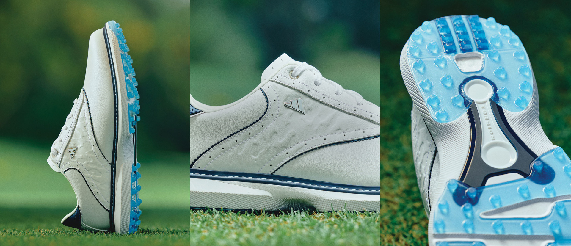 Et par med hvite og blå atletiske sko på en gressbane med en uskarp, naturlig bakgrunn.