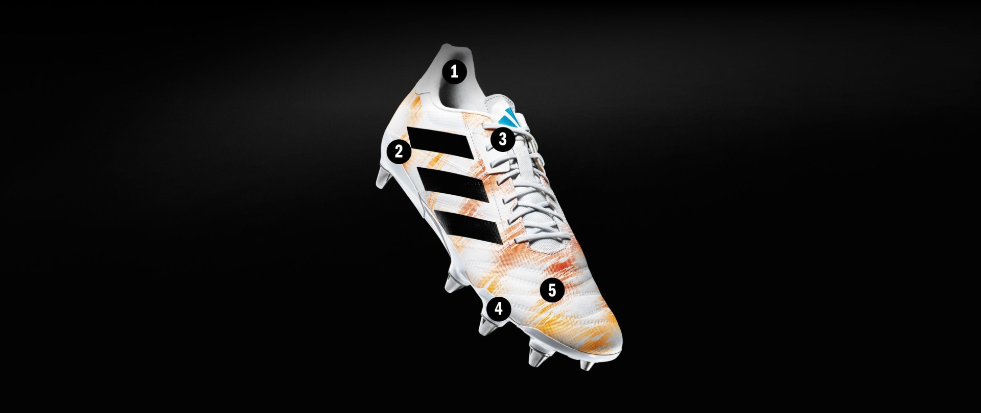 En hvit og oransje fotballsko med svarte striper skiller seg ut mot en mørk bakgrunn.