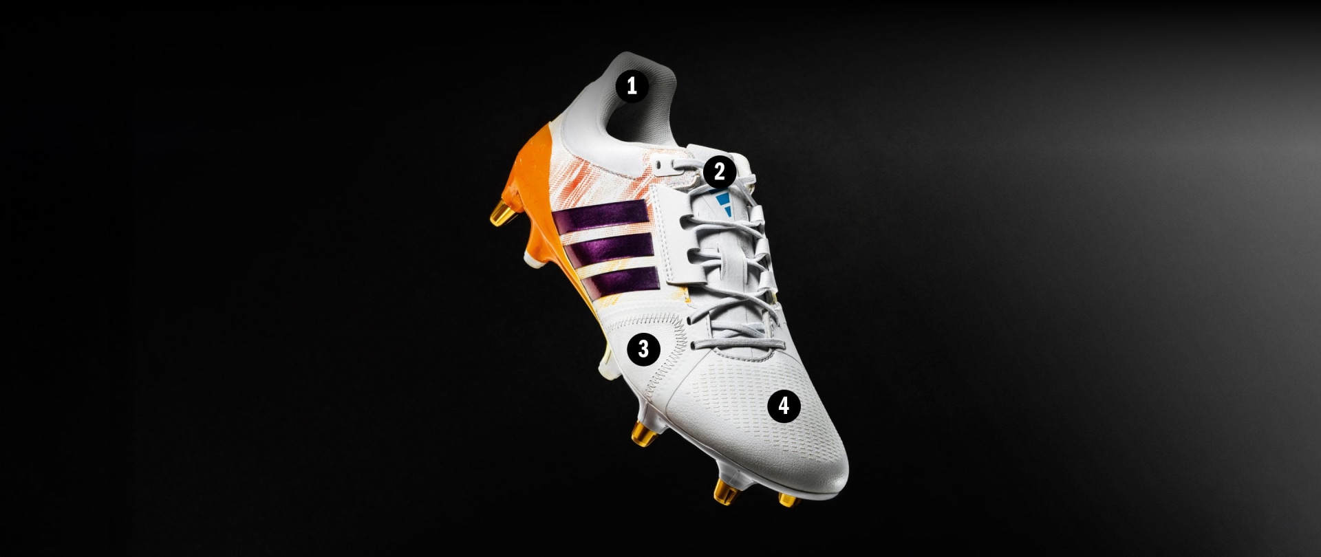 Οι λευκές και πορτοκαλί ποδοσφαιρικές τάπες με μωβ λεπτομέρειες ξεχωρίζουν στο σκούρο φόντο.