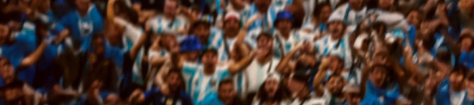 Imagen borrosa de hinchas en las tribunas