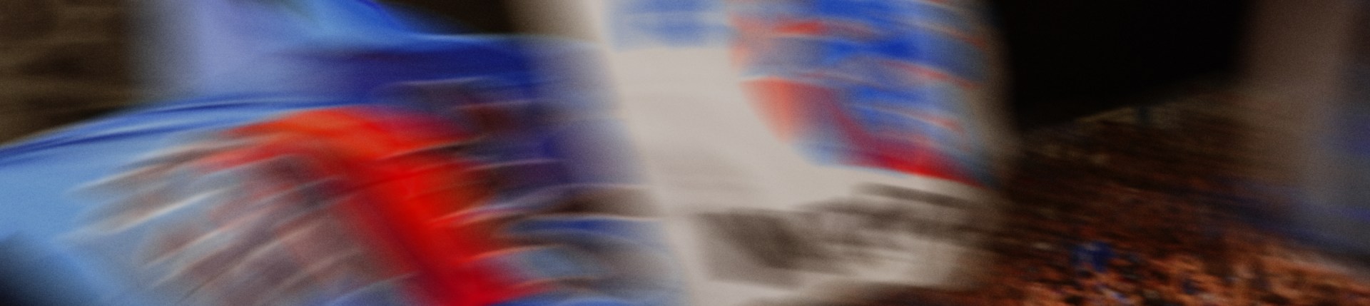 スタンドにいるサポーターの画像がぼやける