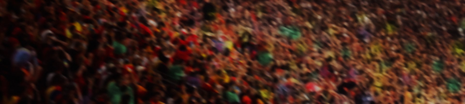 Imagen borrosa de hinchas en las tribunas