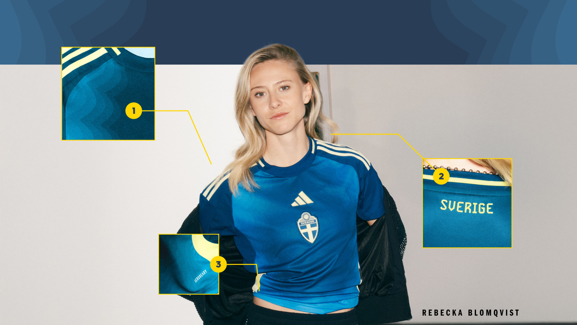 En ung kvinna som bär en blå och vit sporttröja står framför en blå och vit bakgrund, med olika detaljer på tröjan markerade.