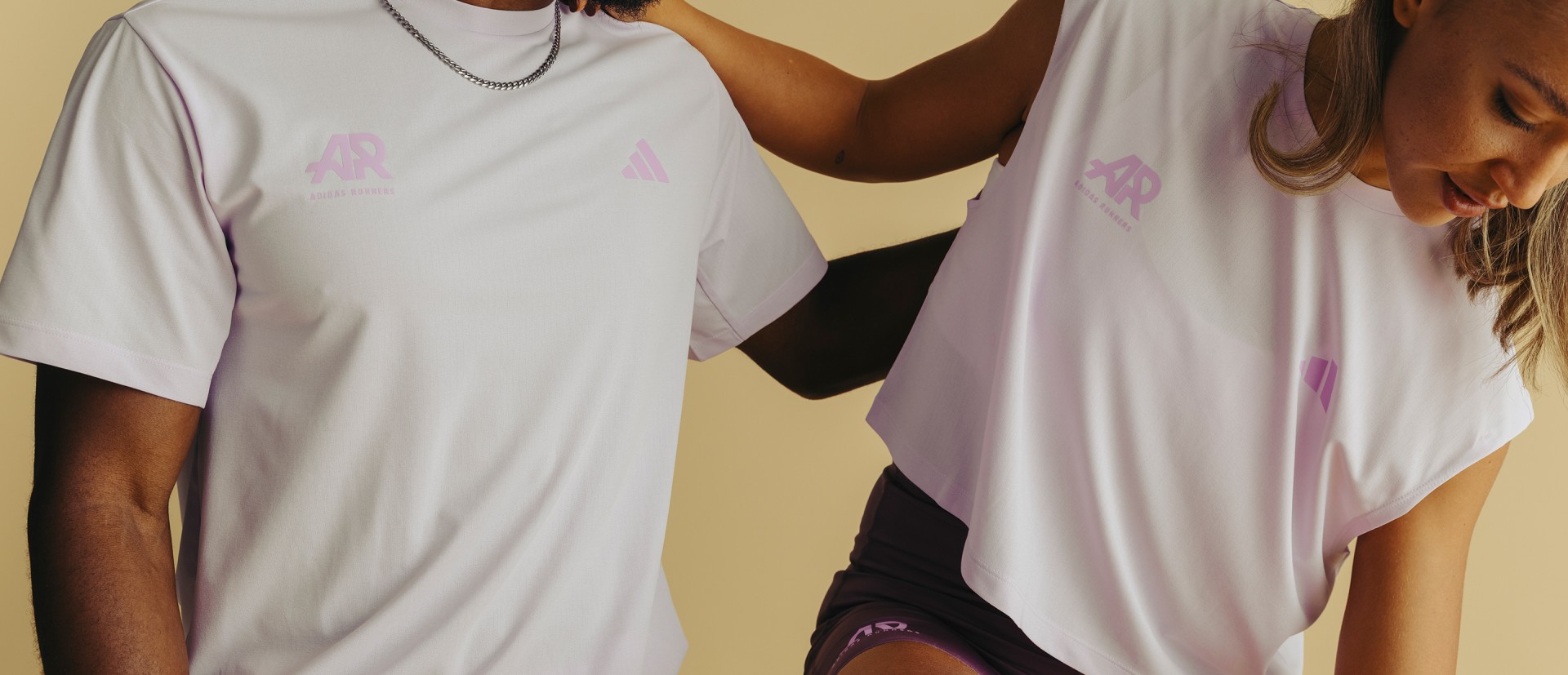 La imagen muestra un primer plano de una persona vestida con una camiseta de color rosa claro sobre un fondo neutro.