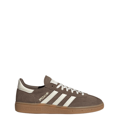Ein Paar braun-weiße adidas Spezial Sneaker vor weißem Hintergrund.