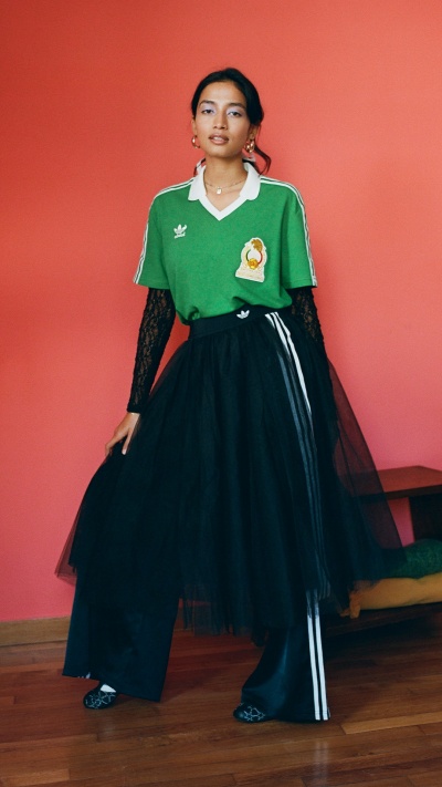 Modelo con la camiseta Mexico Bringback y diseñada para el uso diario