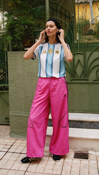 Modelo usando la Camiseta local de Argentina, diseñado para el uso diario