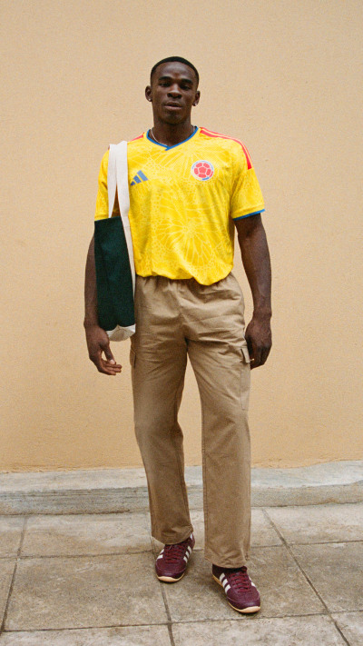 Modelo con la camiseta Colombia Bringback y diseñada para el uso diario