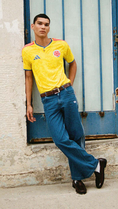 Modelo con la camiseta Colombia Bringback y diseñada para el uso diario