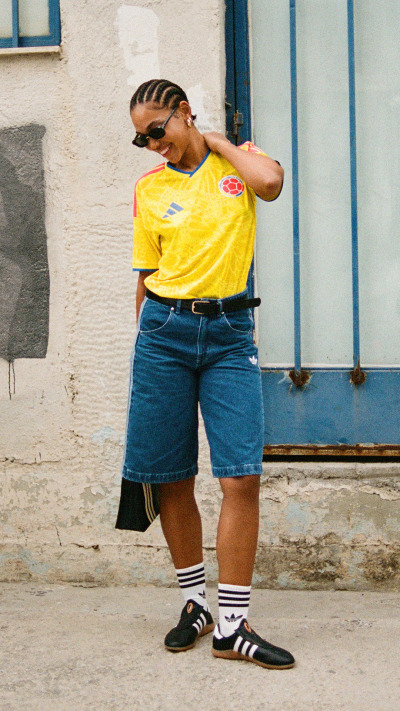 Modelo con la Camiseta local de Colombia, diseñada para el uso diario