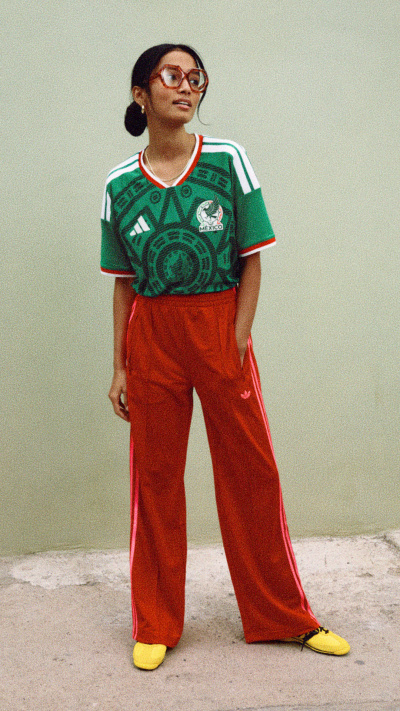 Modelo usando la Camiseta local de México, diseñado para el uso diario