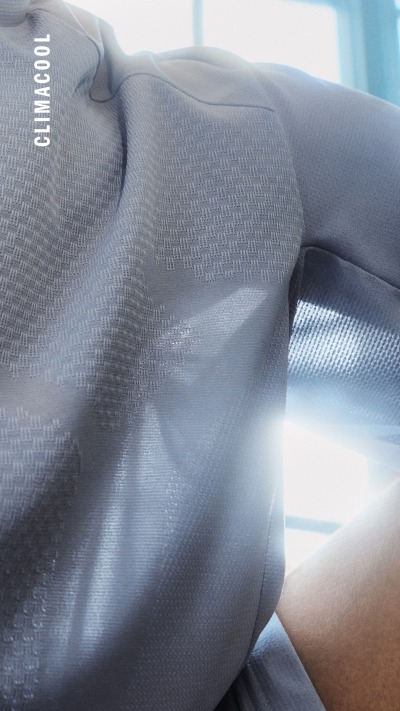 Nahaufnahme eines grauen, strukturierten Materials vor einem verschwommenen Hintergrund.