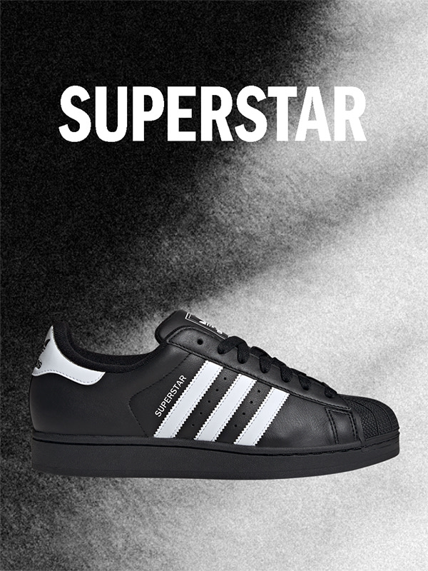Bilden pryds av en svartvit adidas Superstar-sneaker mot en mörk bakgrund med ordet "SUPERSTAR" i fokus ovanför.