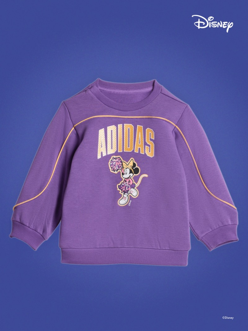 Fialová mikina adidas s grafikou myšky Minnie na zářivě modrém pozadí.