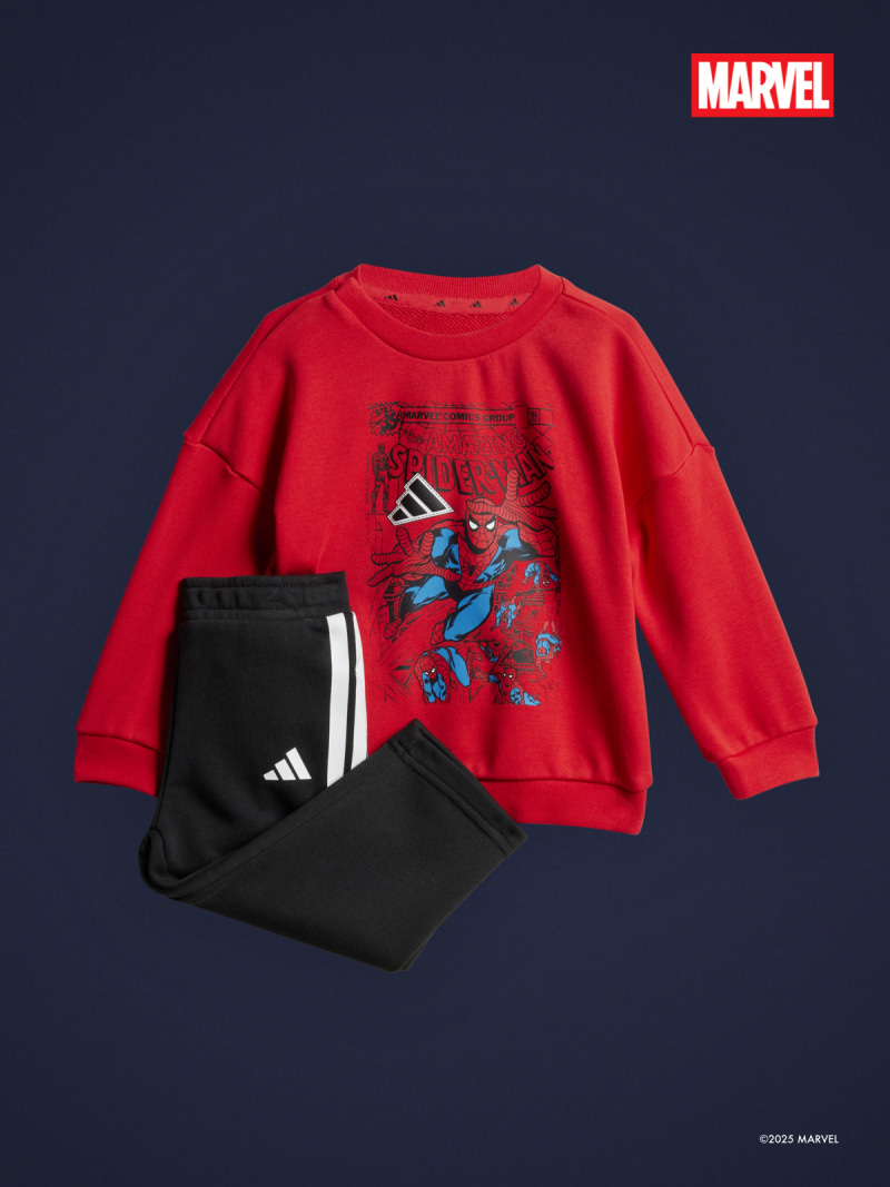 Ein rotes Sweatshirt mit Marvel Branding und Spider-Man Grafik und eine schwarze adidas Jogginghose vor einem dunklen Hintergrund.