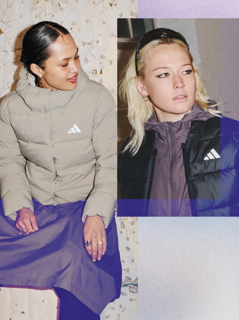Due donne indossano abbigliamento sportivo adidas, una con i capelli scuri e l'altra con i capelli biondi, in posa su uno sfondo chiaro.