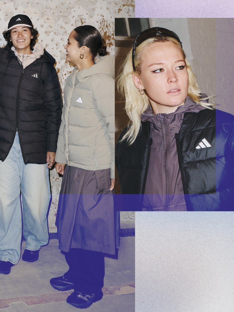 Obrázok znázorňuje dvoch mladých ľudí v zimných kabátoch a klobúkoch, ktorí stoja v prostredí, ktoré sa zdá byť zasnežené. V popredí žena s blond vlasmi nosí aj zimný kabát a zdá sa, že hľadí priamo do fotoaparátu.