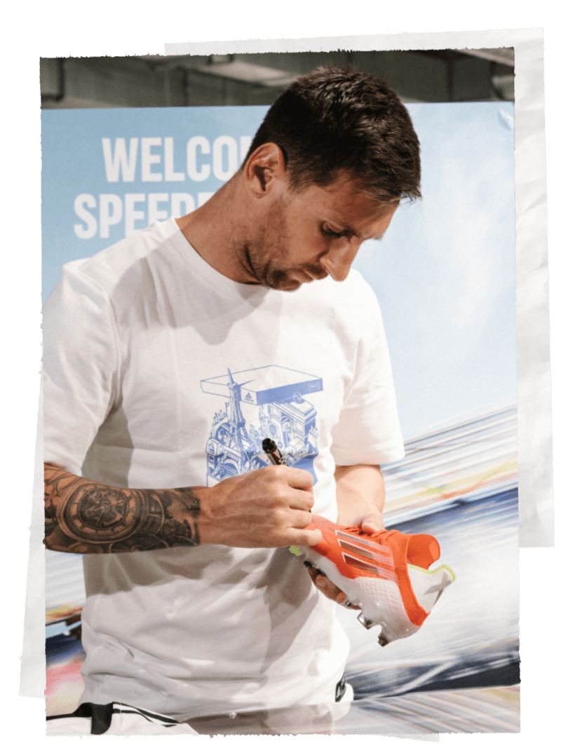 An image with a football player who leaves his signature on a sneaker