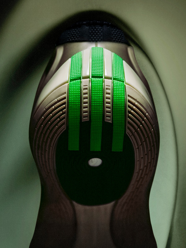 Gros plan sur la semelle extérieure de la James Harden Vol. Chaussure de basketball 10, avec des lignes de traction vertes et des détails texturés