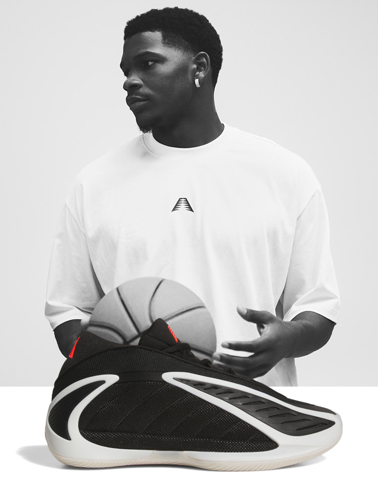 ホワイトのアディダスTシャツを着たアンソニー・エドワーズの白黒写真。ブラックのAnthony Edwards 2 バスケットボールシューズがイメージと重なり合っている。