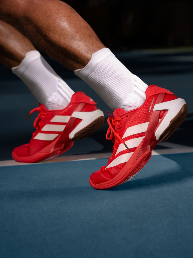 Focus on the new Ubersonic 5 men tennis shoes.