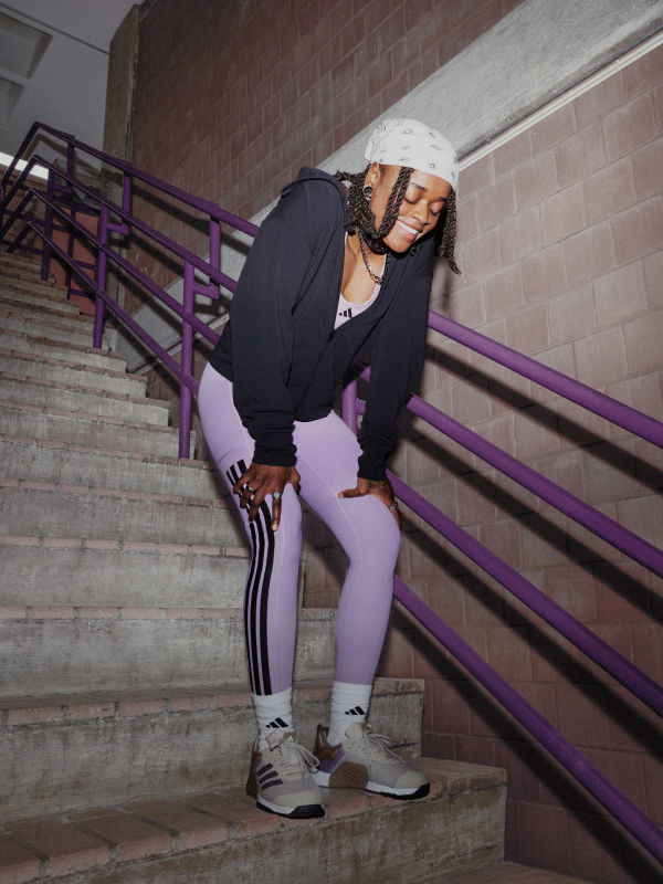 Desi Luila wearing the Optimé Leggings coming down a flight of stairs