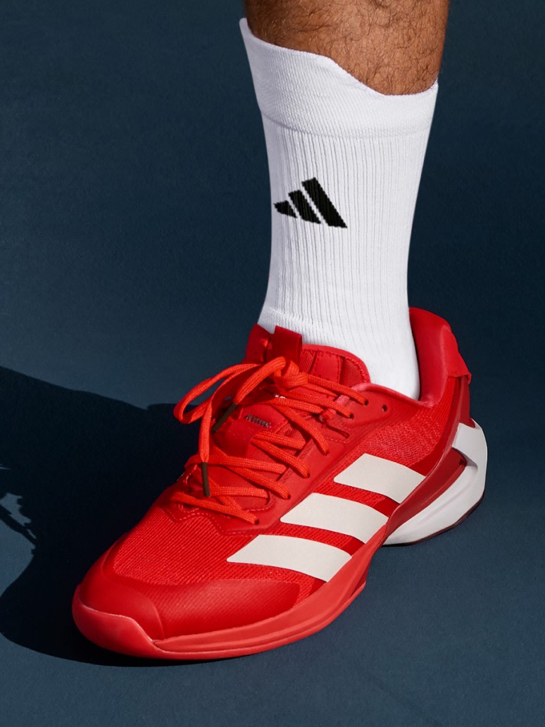Focus on the red Ubersonic 5 tennis shoe