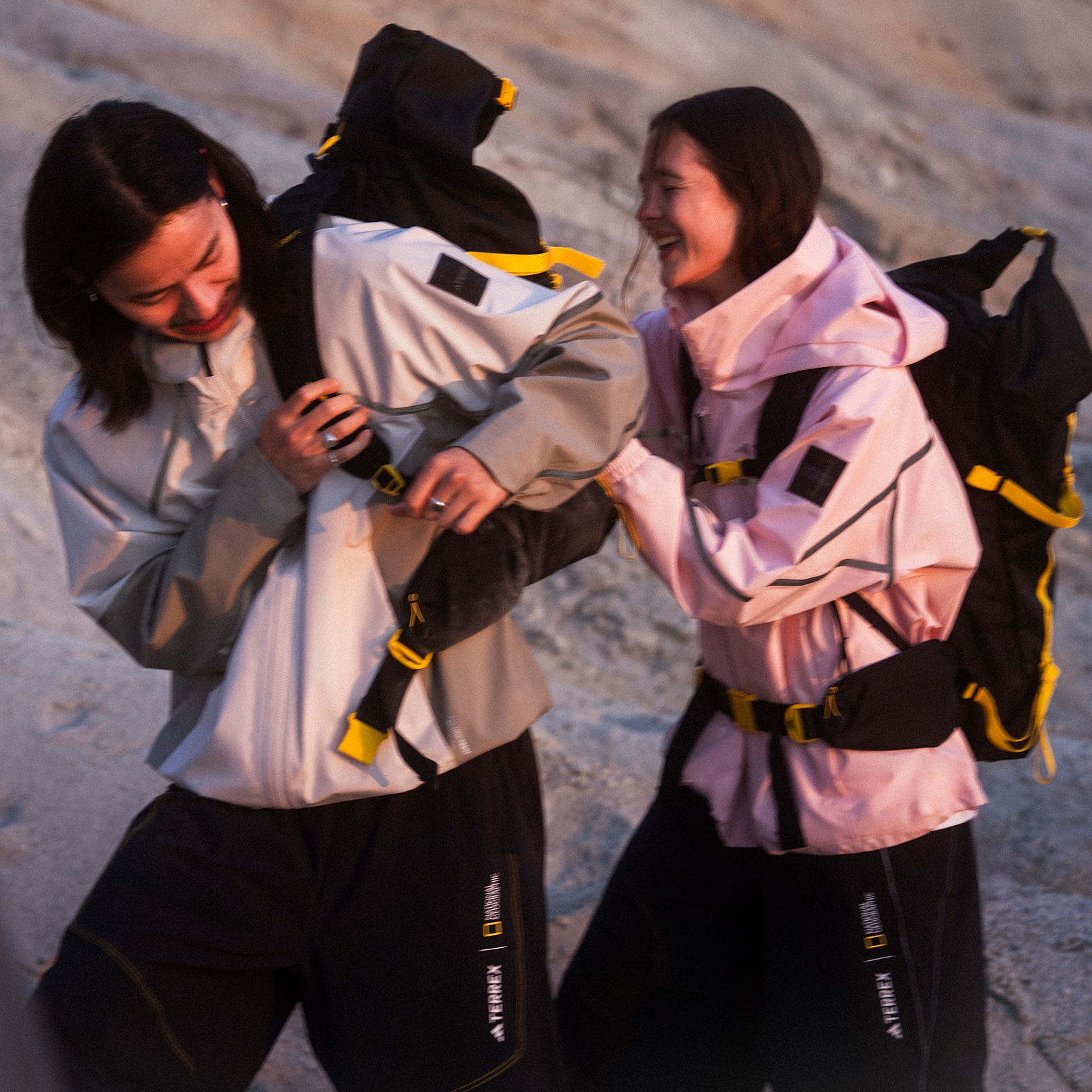 アディダス ナショナル ジオグラフィック防雨バックパック - ブラック