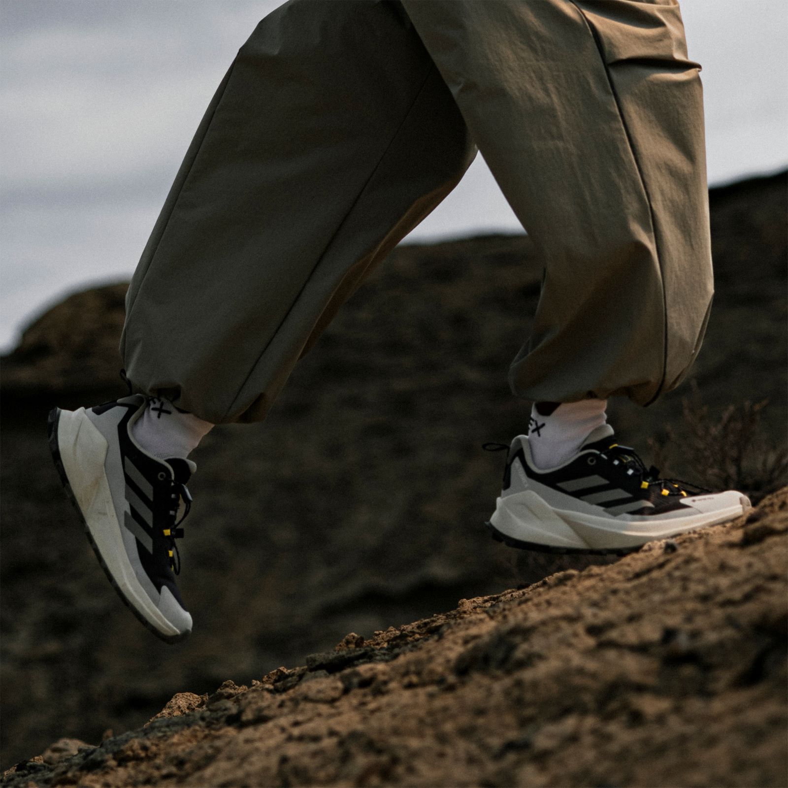 アディダス ナショナル ジオグラフィック AEROREADY パンツ - ブラック