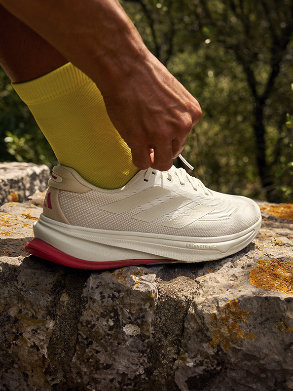 Close up image of male Supernova Rise 2 shoe