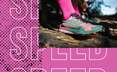 Ein Paar Wanderschuhe in leuchtendem Grün und Rosa steht auf einem Holzscheit vor einem leuchtend rosa Hintergrund mit einem auffälligen Text-Overlay.