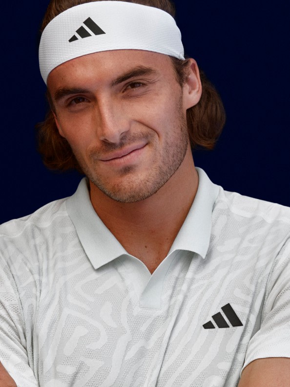 Stéfanos Tsitsipás playing tennis in the new Melbourne collection. 