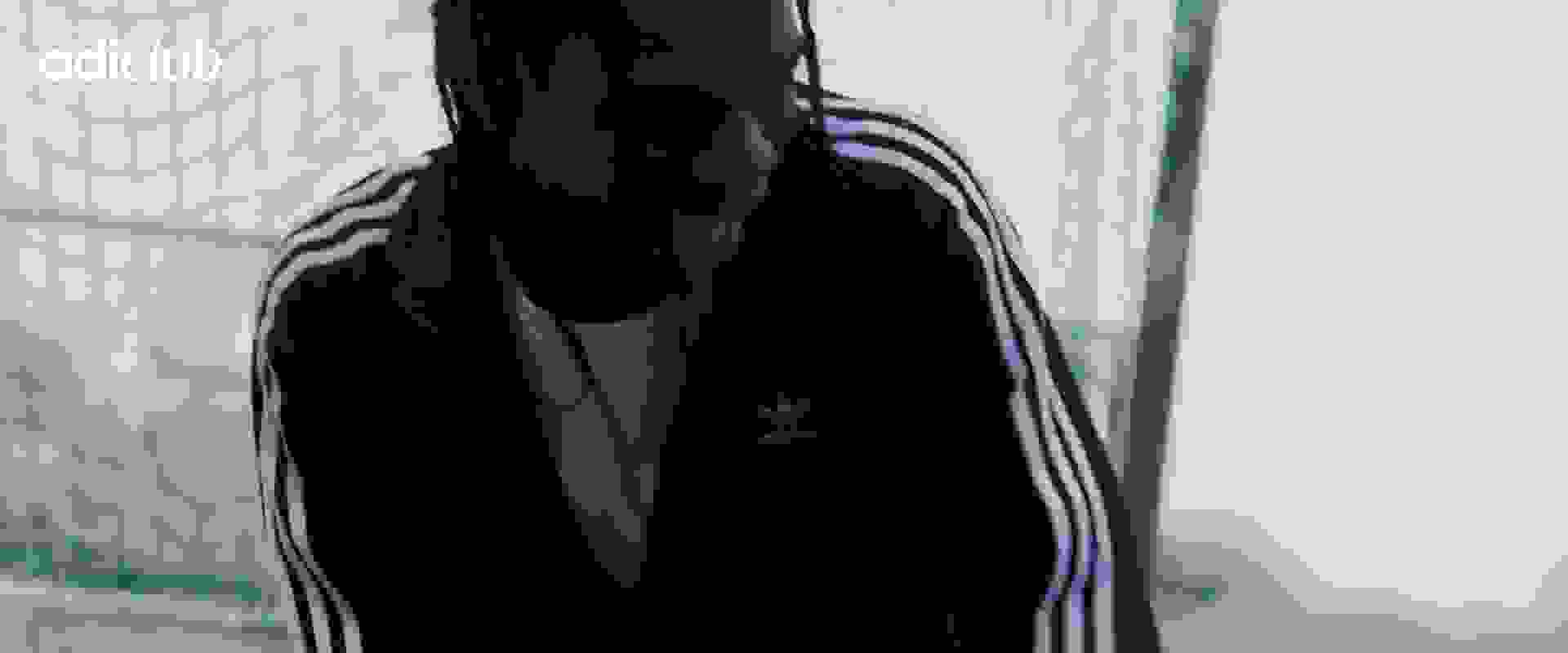 Un grupo de amigos con ropa adidas Originals caminando por unos escalones. 