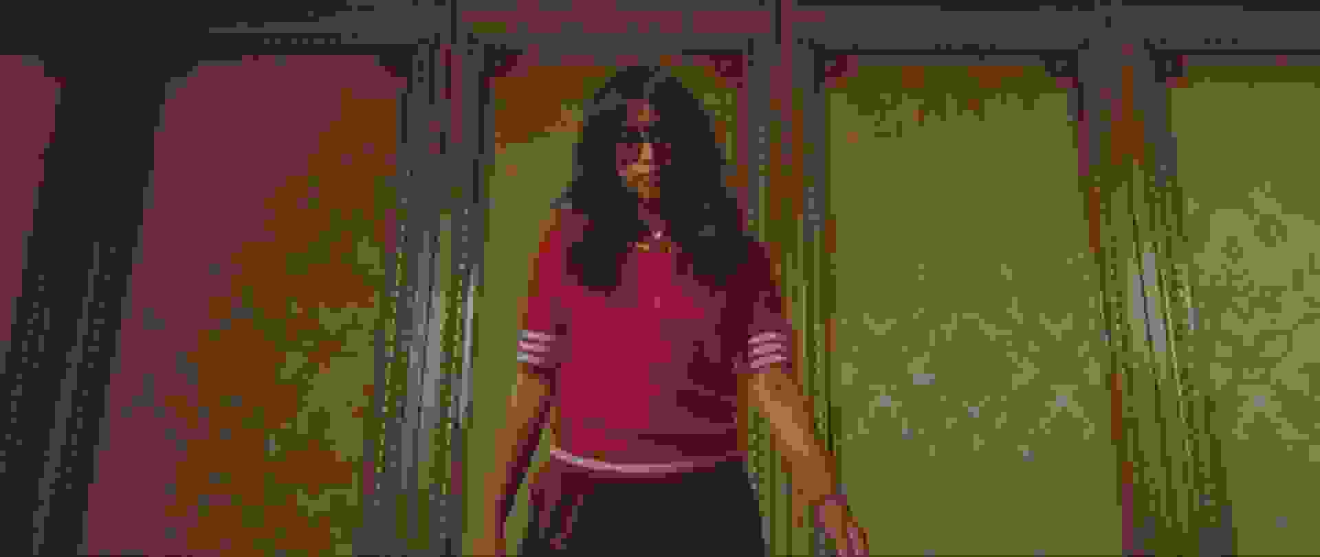 4人のモデルが、スポーツとストリートスタイルを融合させたadidas Originals Golfのアパレルとフットウェアを身に着けて、別荘のような建物の前でポーズを取る。