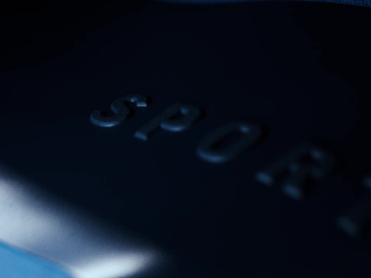 ภาพเป็นภาพมุมใกล้ของพื้นผิวสีฟ้าคลื่นที่มีลวดลายเส้นบนพื้นผิวที่มีลักษณะเหมือนกริดและเส้นบนนั้น ก่อให้เกิดความลึกและการเคลื่อนไหว