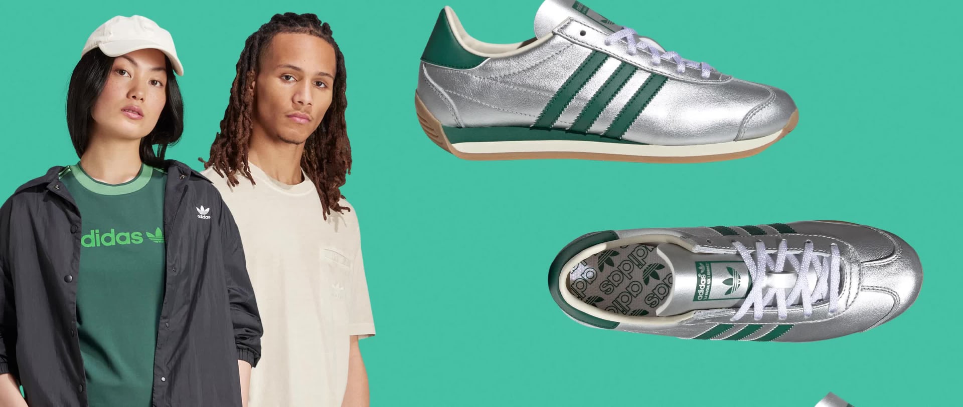 Das Bild zeigt zwei junge Frauen in Freizeitkleidung, wobei ein Paar Sportschuhe im Vordergrund vor einem echten Hintergrund sichtbar ist.