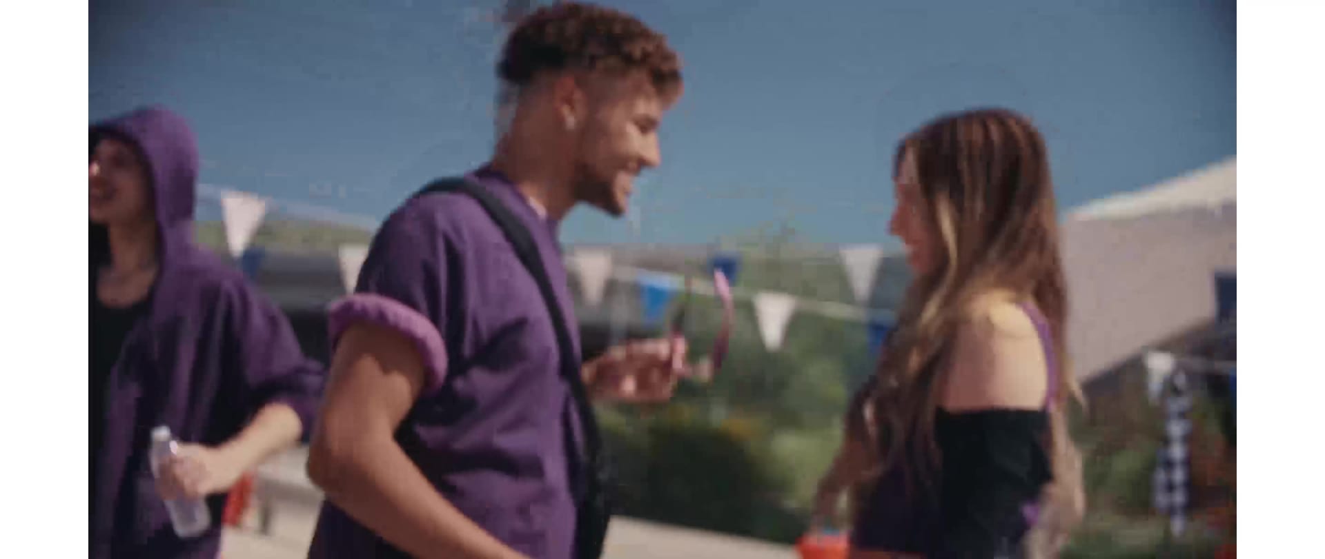 Tate McRae'nin yeni ADIDAS Z.N.E. FW25 kombinini giydiği montajlı video, yarış pistinde arkadaşlarınla takılırken görüntüleniyor.