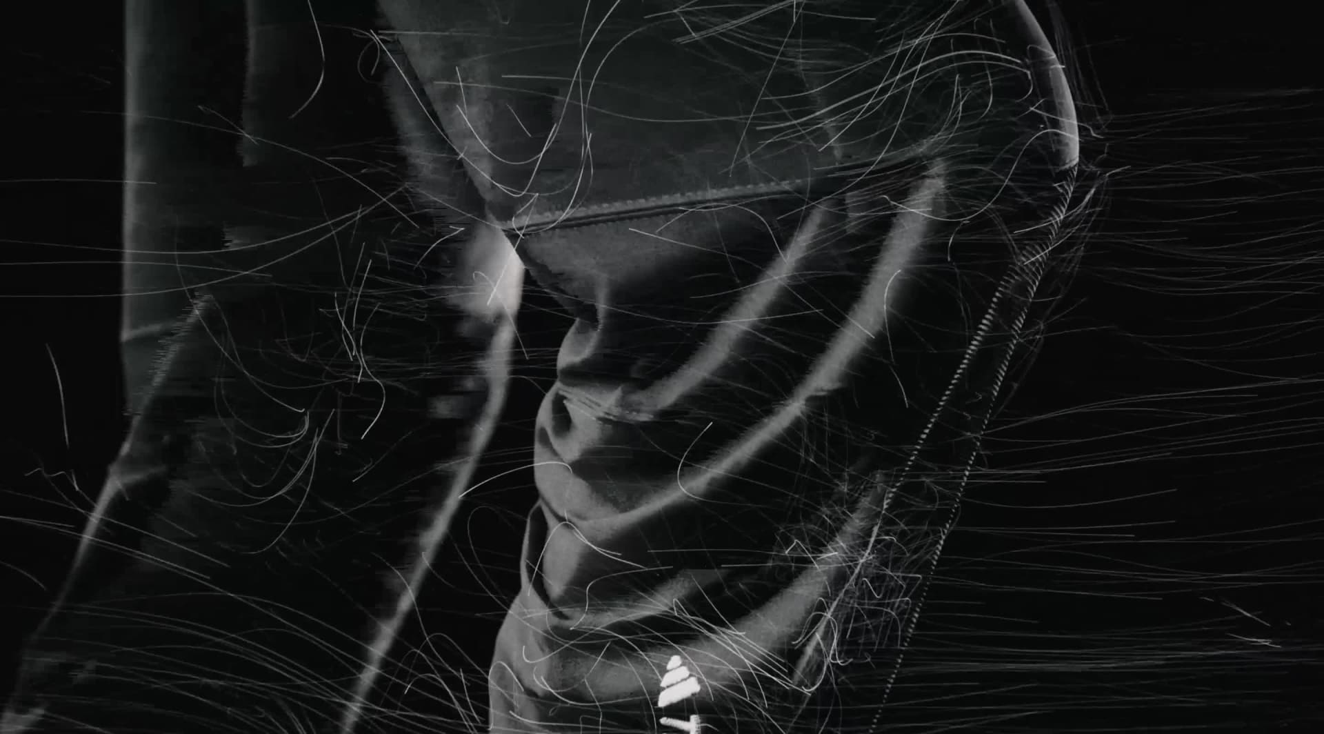 Las rayas diagonales en blanco y negro crean un llamativo estampado abstracto que llena el encuadre, aportando profundidad y movimiento.