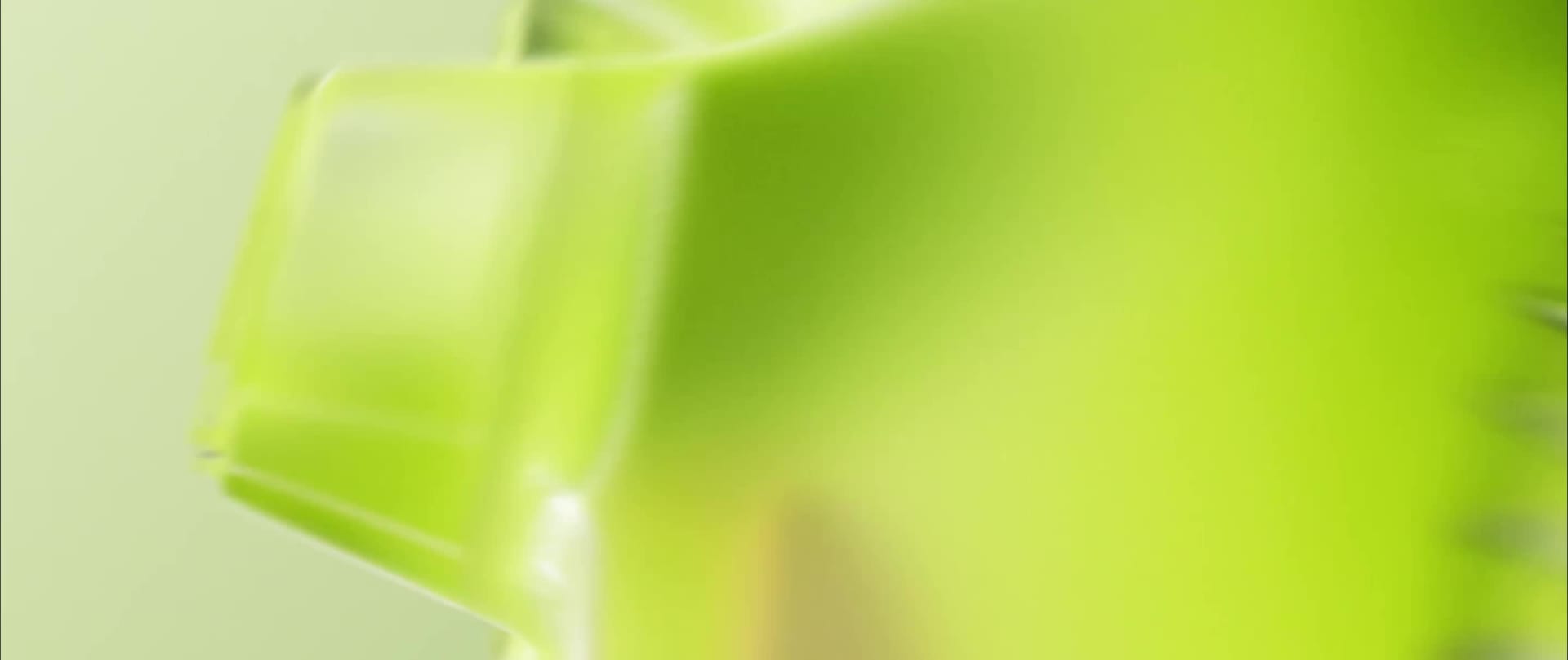 Vídeo de una bota de fútbol. Comienza cuando la bota llega a toda velocidad y aterriza en una superficie. Se mueve rápido con un efecto borroso. A continuación, se muestra un primer plano de la tecnología de la bota; el vídeo termina con la bota sobre un fondo negro iluminado por luces de neón verdes.