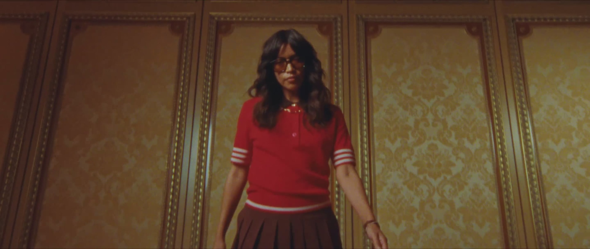 ゴールドカラーの地に、真剣な表情を持つ青年を描いた接写。