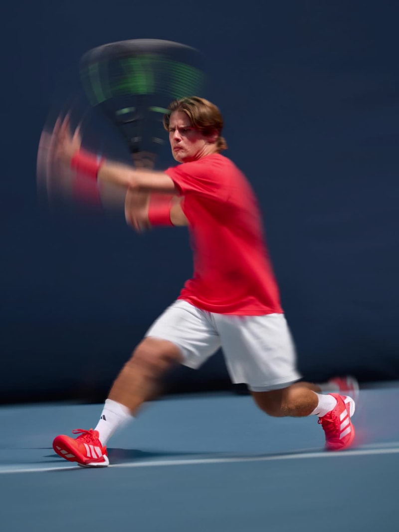 Gif showing an alternately blurred and sharp focus of the men's Ubersonic 5.