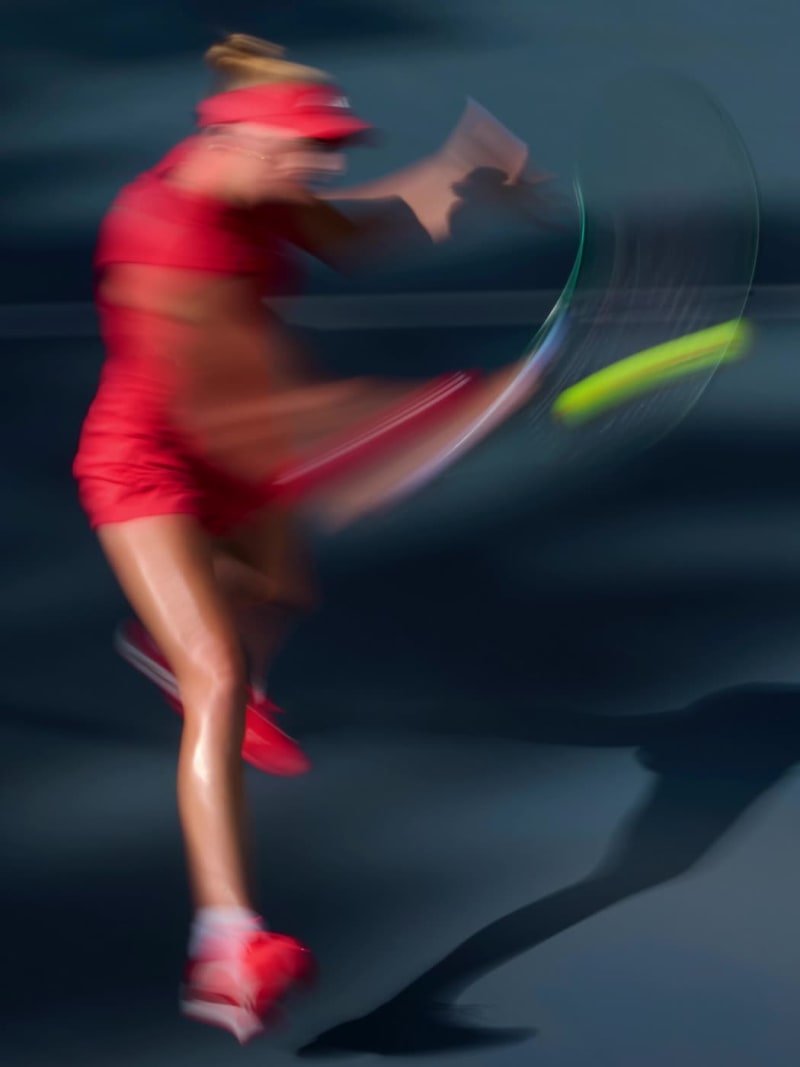 Gif showing an alternately blurred and sharp focus of the women's Ubersonic 5.