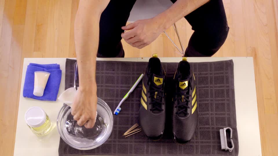 HOW TO CLEAN BASEBALL CLEATS